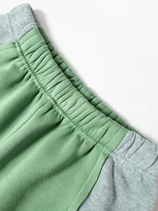 Detailansicht des elastischen Bundes der grün-grauen Colorblock-Damen-Jogginghose