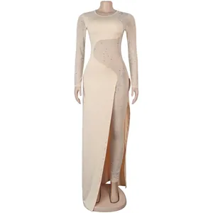 Elegante tuta aderente color champagne con strass e rete con una lunga gonna a spacco
