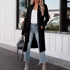 Eleganter schwarzer Damen-Wollmantel in langer Ausführung für den herbstlichen Streetstyle