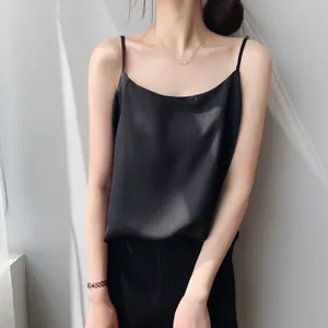 Primo piano di un'elegante canotta in raso nero con sottili spalline tipo spaghetti