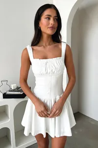 Robe courte blanche élégante avec encolure carrée, taille corset et nœud sur le devant