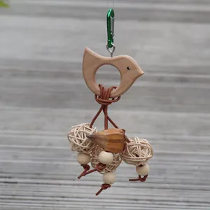 Jouet pour oiseaux en bois naturel avec boules de rotin et cosse pour perroquets