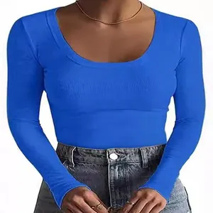 Detail eines schmal geschnittenen blauen T-Shirts mit Rippenstruktur und Rundhals