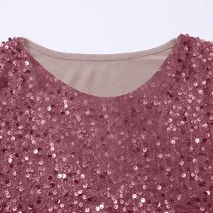 Nahaufnahme eines rosa Pailletten-Oberteils mit Textur und Rundhalsausschnitt