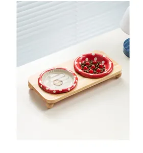 Vue détaillée de bols pour animaux en céramique champignon rouge sur support en chêne