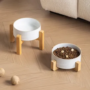 Juego de cuencos de cerámica blanca para mascotas con soportes de bambú elevados