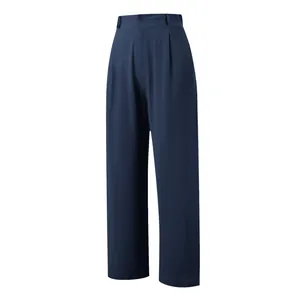 Vista dettagliata dei pantaloni blu scuro a vita alta con trama del tessuto fine