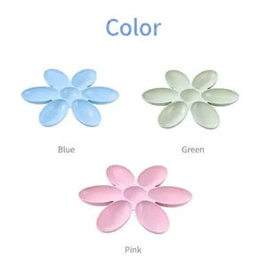 Drie bloemvormige kunststof kattenbakken in de kleuren blauw, groen en ook roze.