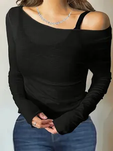Detailansicht eines schwarzen schulterfreien Langarmshirts mit asymmetrischem Ausschnitt