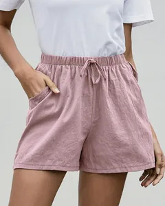 Detalle de los pantalones cortos de lino rosa en línea A con cintura elástica para mujer.