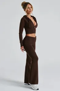 Vista laterale di un set in maglia marrone con crop top con cappuccio e pantaloni a zampa