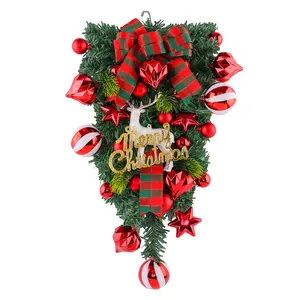 Feestelijke kunstmatige kerstkrans in druppelvorm met rode ornamenten en rendier voor decoratie
