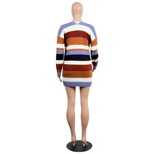 Vista trasera de un cárdigan de punto a rayas multicolores en un maniquí.
