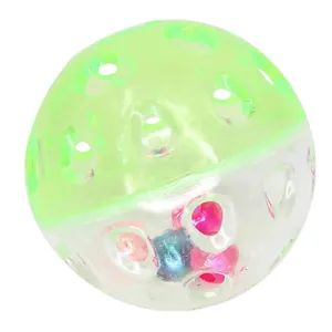 Gros plan d'une balle creuse en plastique pour perroquet avec un grelot coloré interne