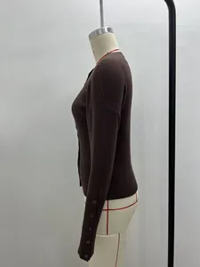 Seitenansicht eines eng anliegenden, braunen Strick-Cardigans auf einer Schaufensterpuppe