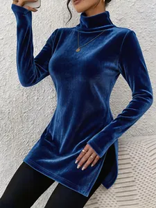 Nahaufnahme des königsblauen Samtstoffs und des Seitenschlitzes dieses Damen-Rollkragenpullovers.