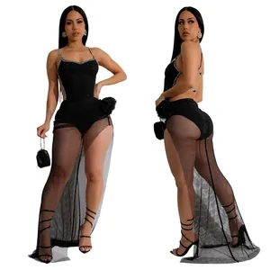 Vue détaillée d'un body sexy à strass noirs avec une jupe longue fendue en mesh transparent