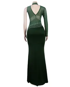 Vista trasera de un elegante vestido de noche verde con pedrería y malla en un maniquí