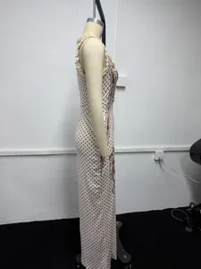 Détail de côté d'une robe longue crème à pois avec imprimé graphique sur un mannequin.