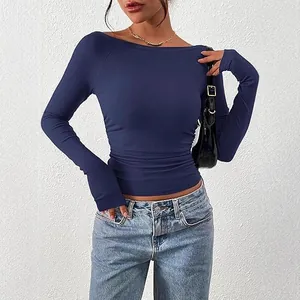 Elegante crop top blu marino a maniche lunghe con scollo a barca in maglia a coste