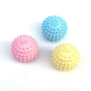 Set di tre palline colorate per cani in TPR con simpatici motivi a impronta di zampa
