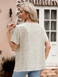 Vue arrière d'un élégant haut décontracté à paillettes dorées texture brillante