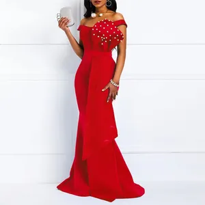 Vista detallada de elegante vestido de encaje rojo con perlas y volantes hechos a mano