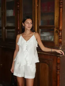 Ensemble d'été élégant en coton blanc avec haut à volants et short pour vacances