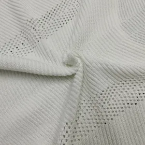 Dettaglio macro che mostra l'intricata trama di un tessuto a maglia a coste bianche mesh