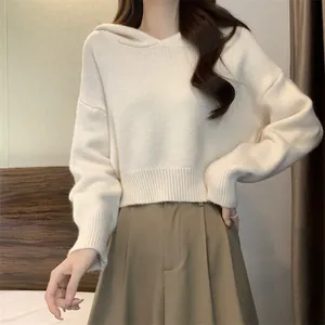 Pull court en maille à capuche blanc cassé doux pour femme dans une chambre douillette