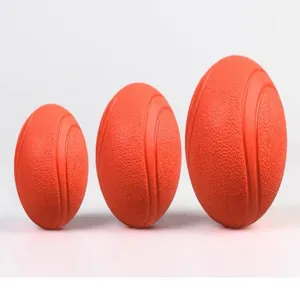 Drie verschillende maten oranje getextureerde TPR rubberen hondenspeelballen om op te kauwen.