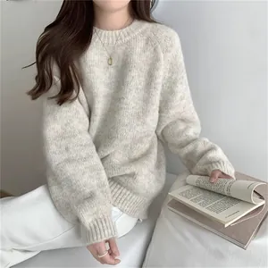 Détail d'un pull en maille gris doux à col rond et style décontracté et ample pour femme