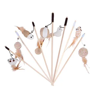 Set di sette bacchette interattive per gatti in legno con piume campanelli e topi