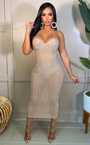 Elegante abito bodycon beige trasparente con motivi verticali di strass scintillanti