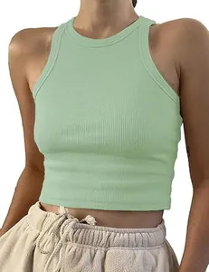 Dettaglio del crop top senza maniche a coste verde menta con trama del tessuto di qualità