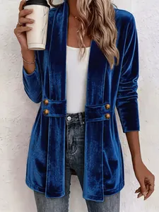 Dettaglio di un cardigan da donna in velluto blu reale con bottoni dorati a doppiopetto