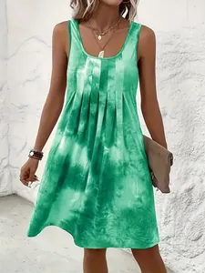 Mannequin portant une robe sans manches à imprimé tie-dye vert avec détail de plis