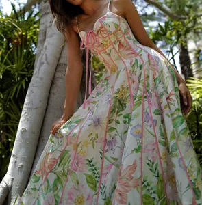 Französisches Vintage-Sommerkleid mit Blumendruck und Korsett-Taille im Gartenambiente.