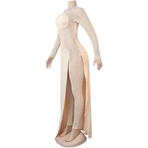 Dettaglio laterale di una tuta in mesh con strass e gonna con spacco sovrapposta