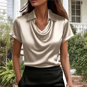 Elegante champagnerfarbene Satinbluse mit Wasserfallausschnitt, Reverskragen und Seidenfinish.