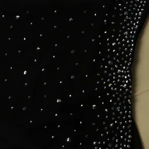 Dettaglio degli strass scintillanti sul body nero da discoteca trasparente