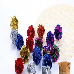 Vista detallada de pelotas de papel ruidosas para gatos con textura metálica brillante