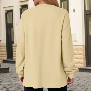 Achteraanzicht van een casual effen sweatshirt met ronde hals en lange mouwen
