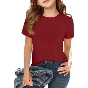 Gedetailleerd overzicht van een nauwsluitend rood geribbeld T-shirt voor meisjes
