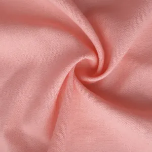 Makroansicht von weichem rosa Baumwoll-Leinen-Stoff mit detaillierter Webstruktur.