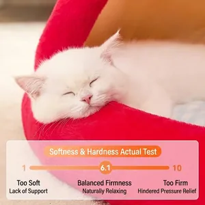 Gezellig gesloten rood pluche kattenmandje biedt veiligheid en comfort voor huisdieren