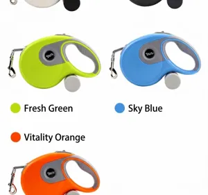 Detailweergave van de automatische oprolbare hondenriemen in groen, blauw en oranje.