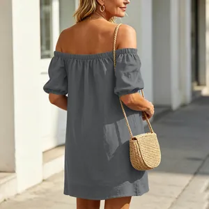 Rückansicht von grauem, schulterfreiem Baumwoll-Leinen-Sommerkleid mit Puffärmeln