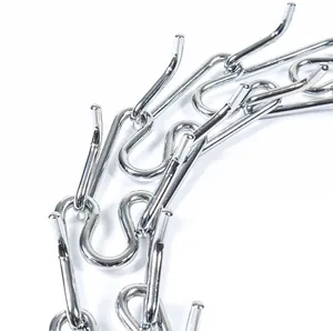 Primer plano detallado de eslabones de metal cromado para collar de adiestramiento canino