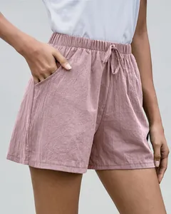 Detalle de pantalones cortos de lino rosa con cintura elástica y bolsillos laterales
